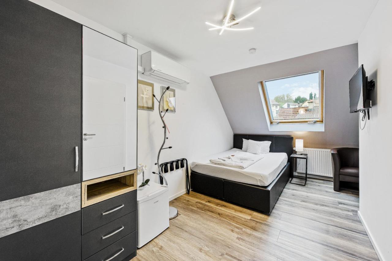 Hotel Phoenix Berghausen  Bagian luar foto
