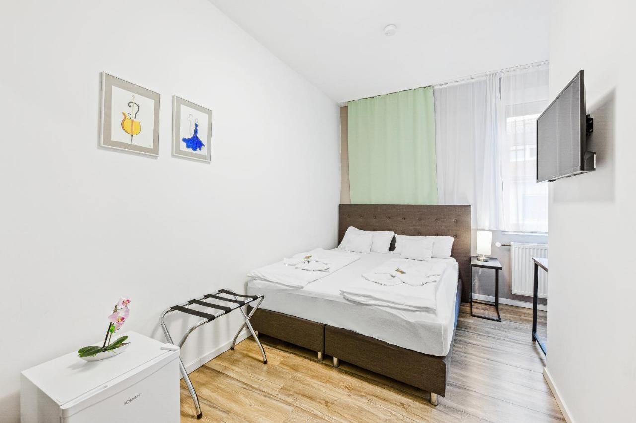 Hotel Phoenix Berghausen  Bagian luar foto