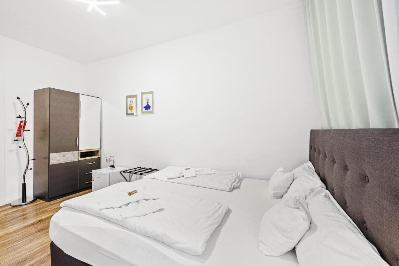 Hotel Phoenix Berghausen  Bagian luar foto