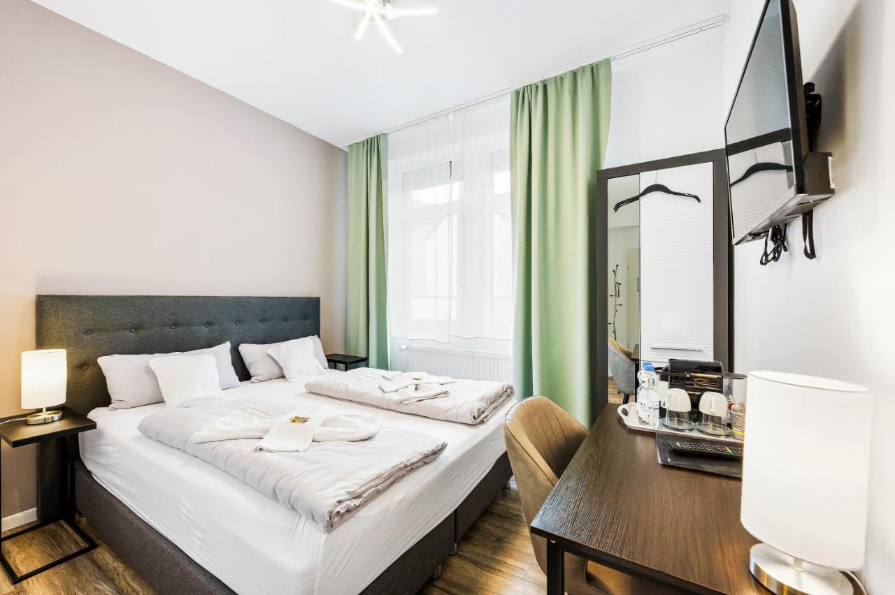 Hotel Phoenix Berghausen  Bagian luar foto