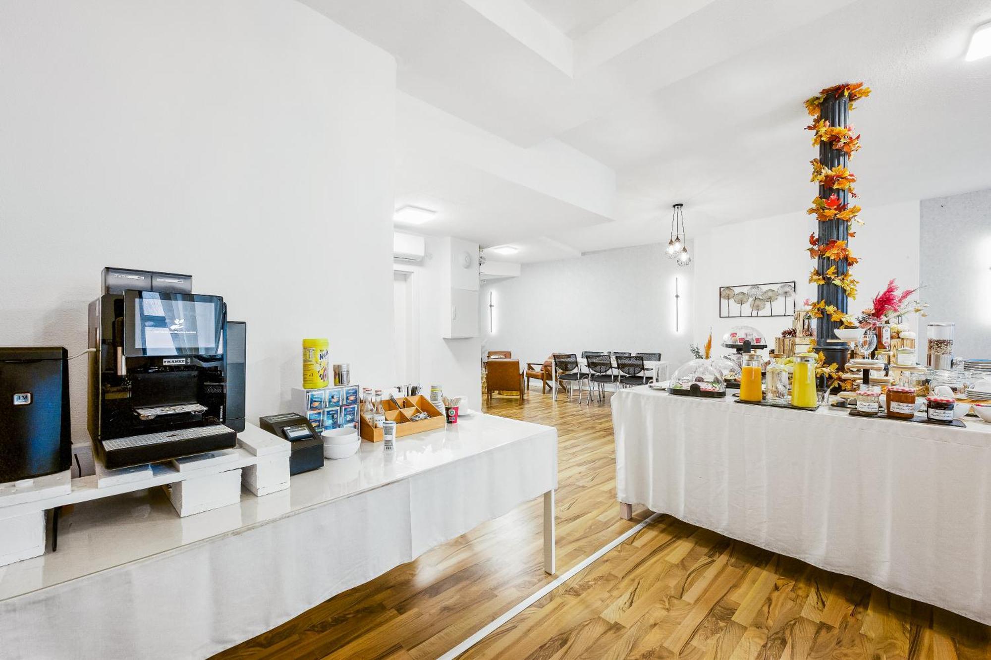 Hotel Phoenix Berghausen  Bagian luar foto