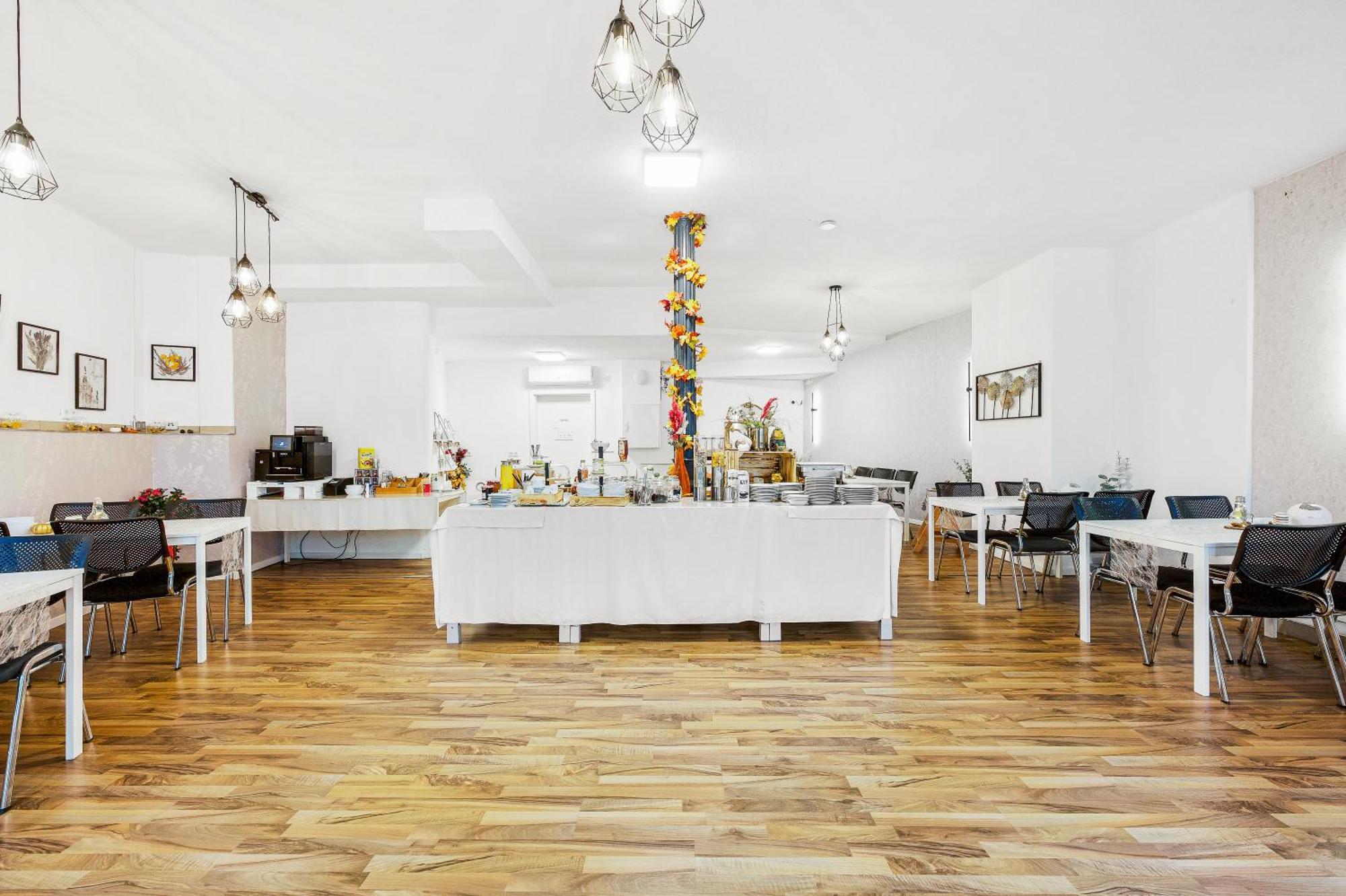 Hotel Phoenix Berghausen  Bagian luar foto